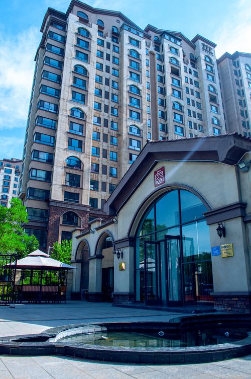 王旭东,公司经营范围包括:房地产开发经营;房地产中介服务